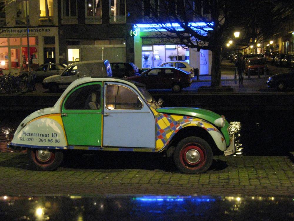 2CV Car on Noordwal Den Haag